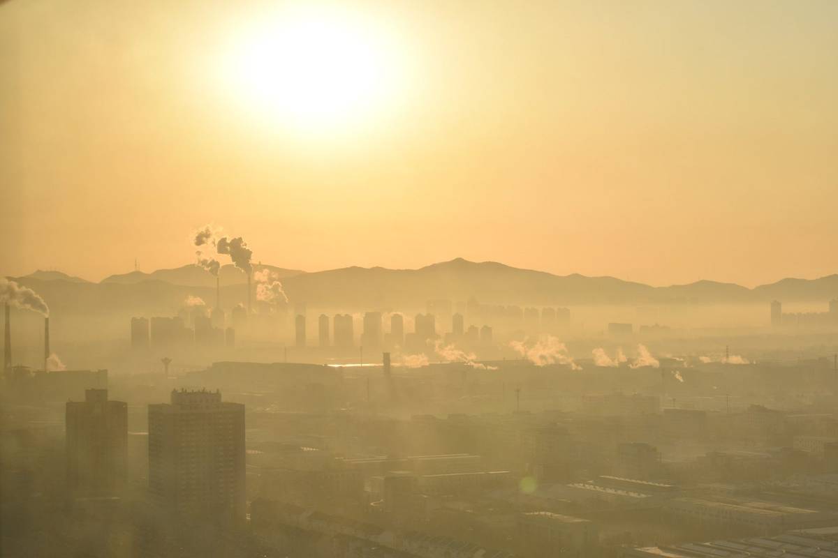 Zdjęcie poglądowe wysokiego zapylenia nad chińskim miastem
