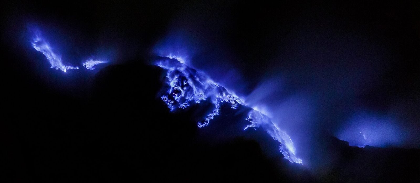 Niebieska lawa w afrykańskim wulkanie. Czy to naprawdę możliwe? Do sieci trafiły zadziwiające zdjęcia