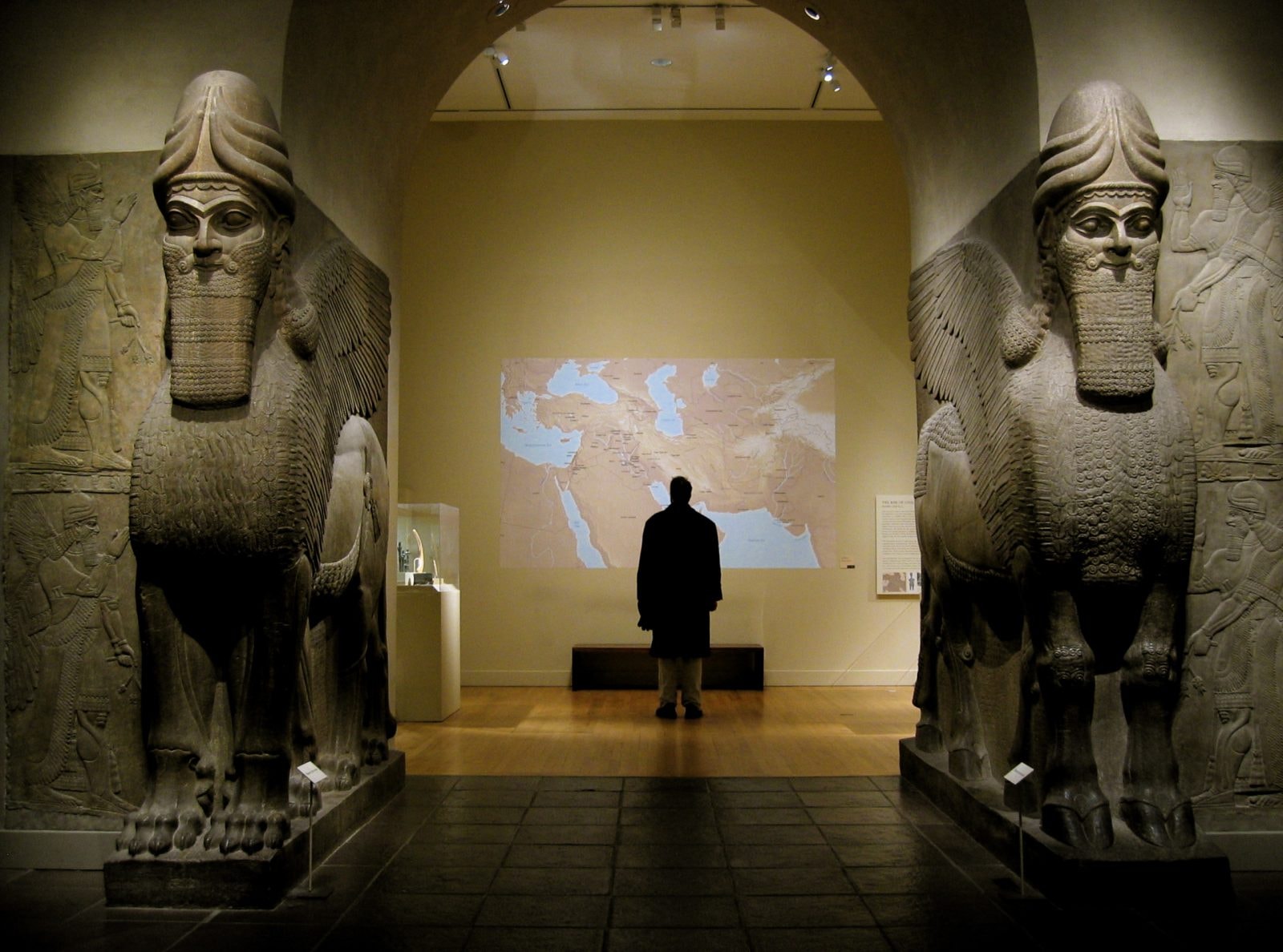 Brama do Nimrudu w Muzeum Metropolitan / źródło:  Wikimedia Commons, CC BY 2.0