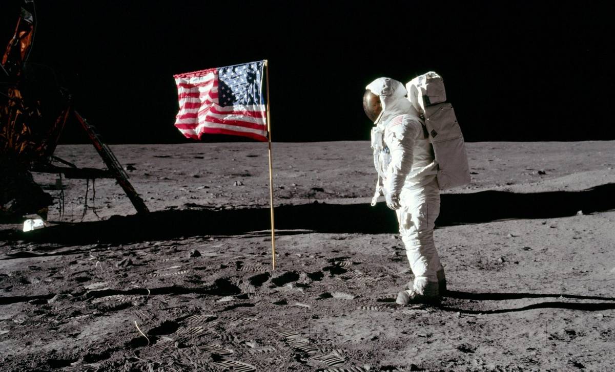 Astronauci z misji Apollo zostawili na Księżycu te instrumenty. Dane z nich zostały teraz odczytane przez komputer