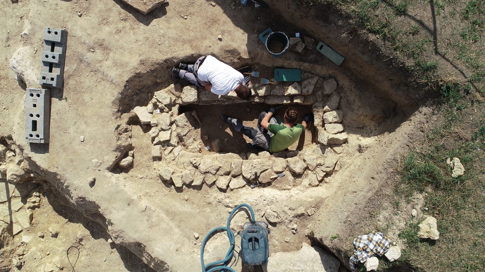 W tym grobie spoczęły nie tylko szczątki. Niedaleko Polski znaleziono wyjątkowy pochówek
