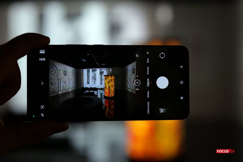 Krzem i algorytmy zamiast szkła. Nowa optyka zniszczy wyspy kamer w smartfonach