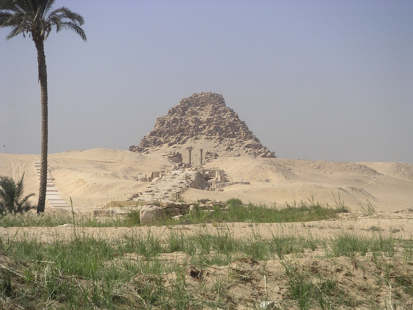 Piramida Sahure / źródło: Wikimedia Commons, domena publiczna
