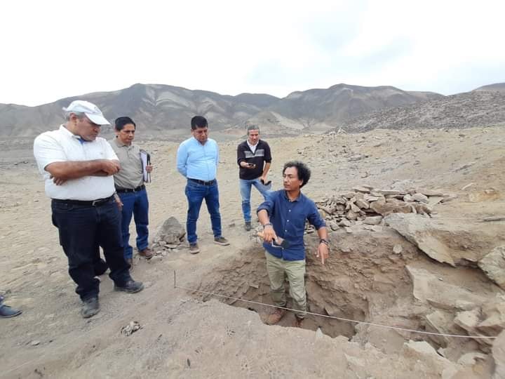 Szef grupy badawczej Los Valles de Barranca, Plinio Guillen, prezentuje odkrycia lokalnym władzom, El Porvenir / fot. za pozwoleniem Łukasza Majchrzaka