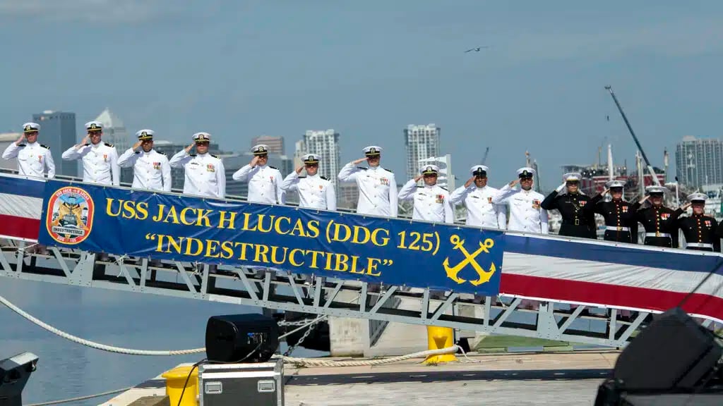Te niszczyciele to przyszłość marynarki USA. Pierwszy z nich zapisał się właśnie na kartach historii