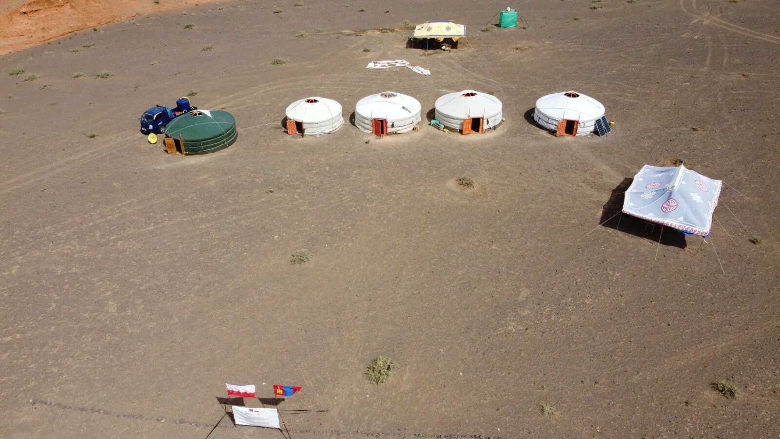 fot. Mirosław Masojć – Obóz składający się jurt i namiotów gospodarczych, www.uwr.edu.pl