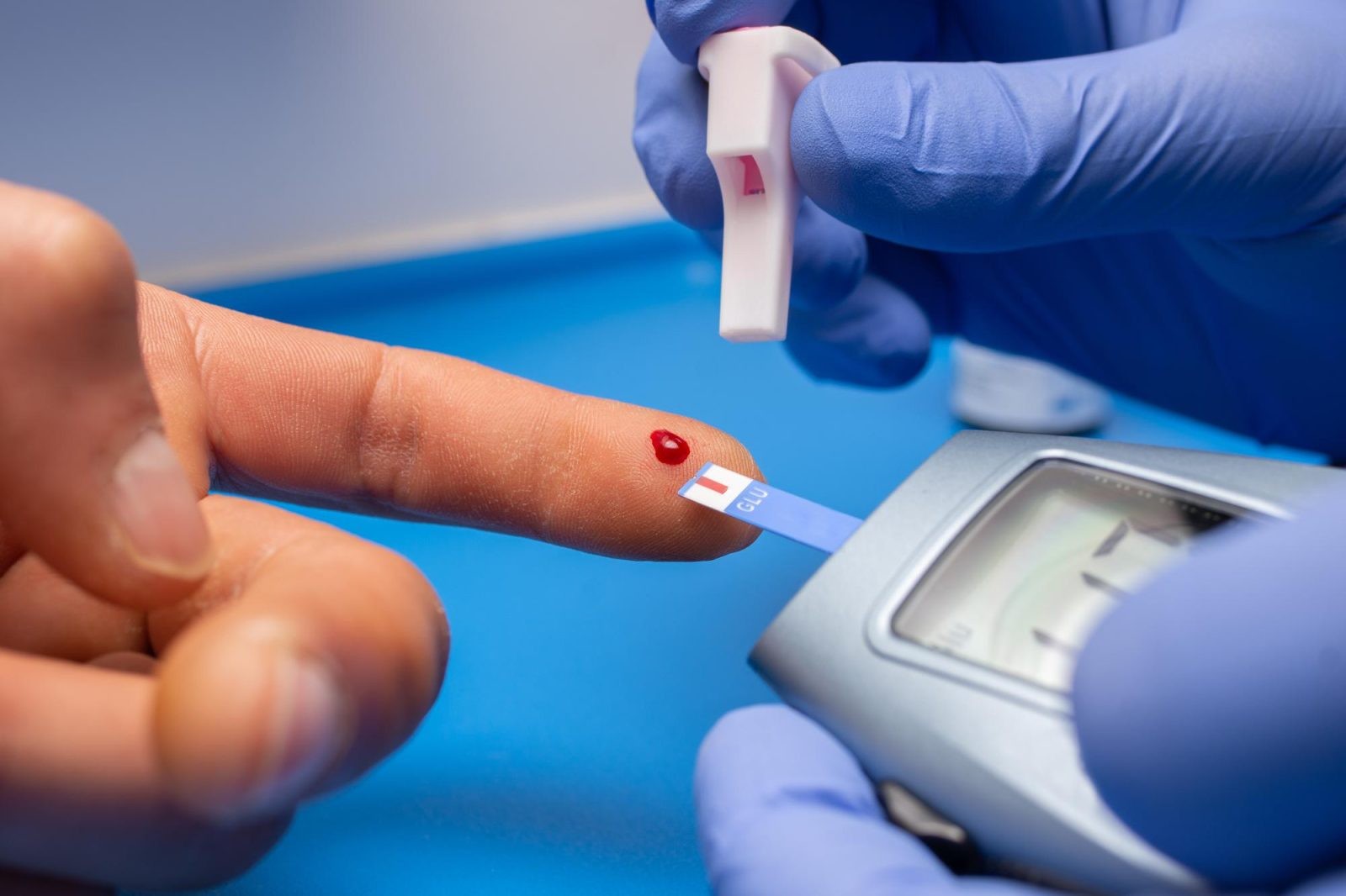 Osoby cierpiące na cukrzycę muszą stale monitorować poziom glukozy we krwi /Fot. Freepik
