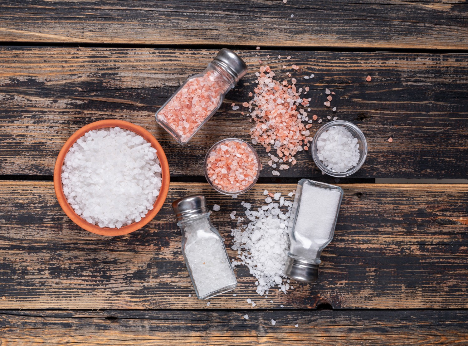 Szczypta soli nie zaszkodzi, ale warto kontrolować jej ilość /Fot. Freepik
