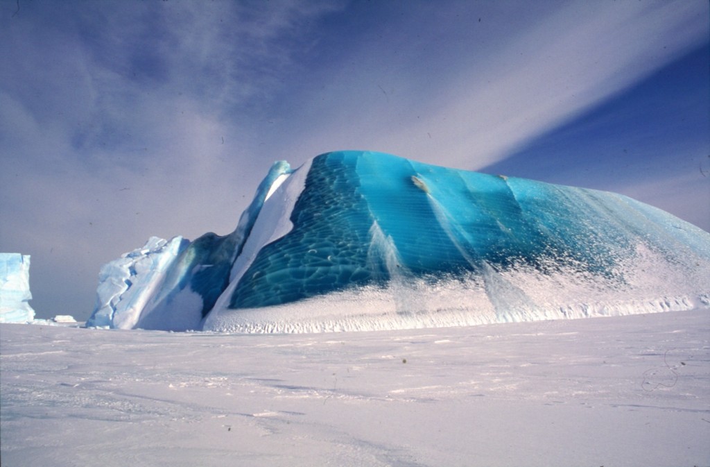 Częściowo wywrócona góra lodowa osadzona w lodzie morskim / źródło: https://doi.org/10.1029/2018JC014479, CC-BY-4.0
