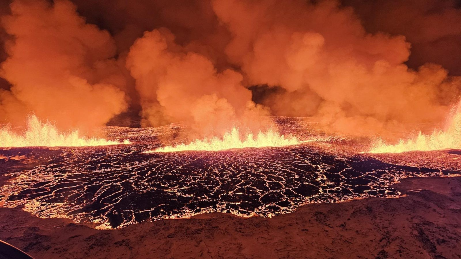 Erupcja szczelinowa na półwyspie Reykjanes / źródło: Islandzkie Biuro Meteorologiczne, mat. prasowe
