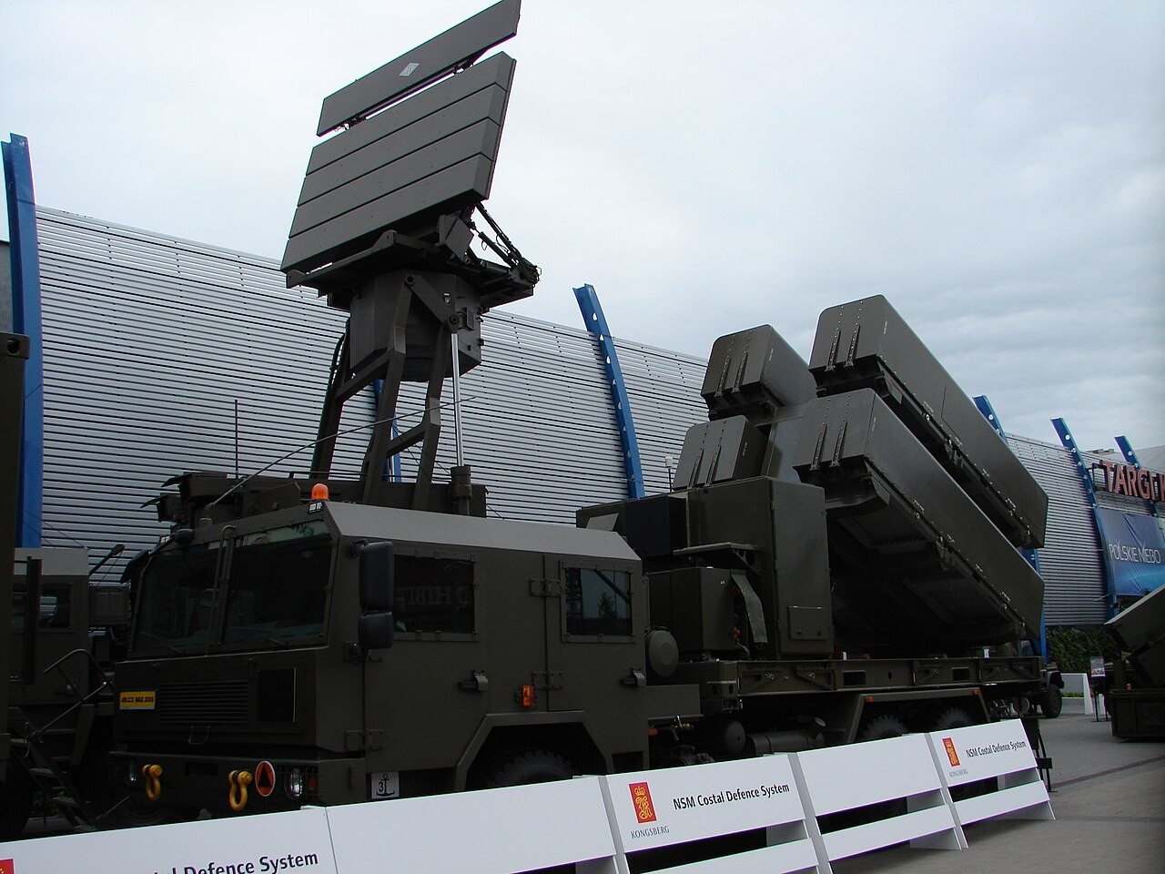 Wyrzutnia pocisków rakietowych NSM i radar PIT-RADWAR S.A TRS-15M na podwoziu Jelcz P662