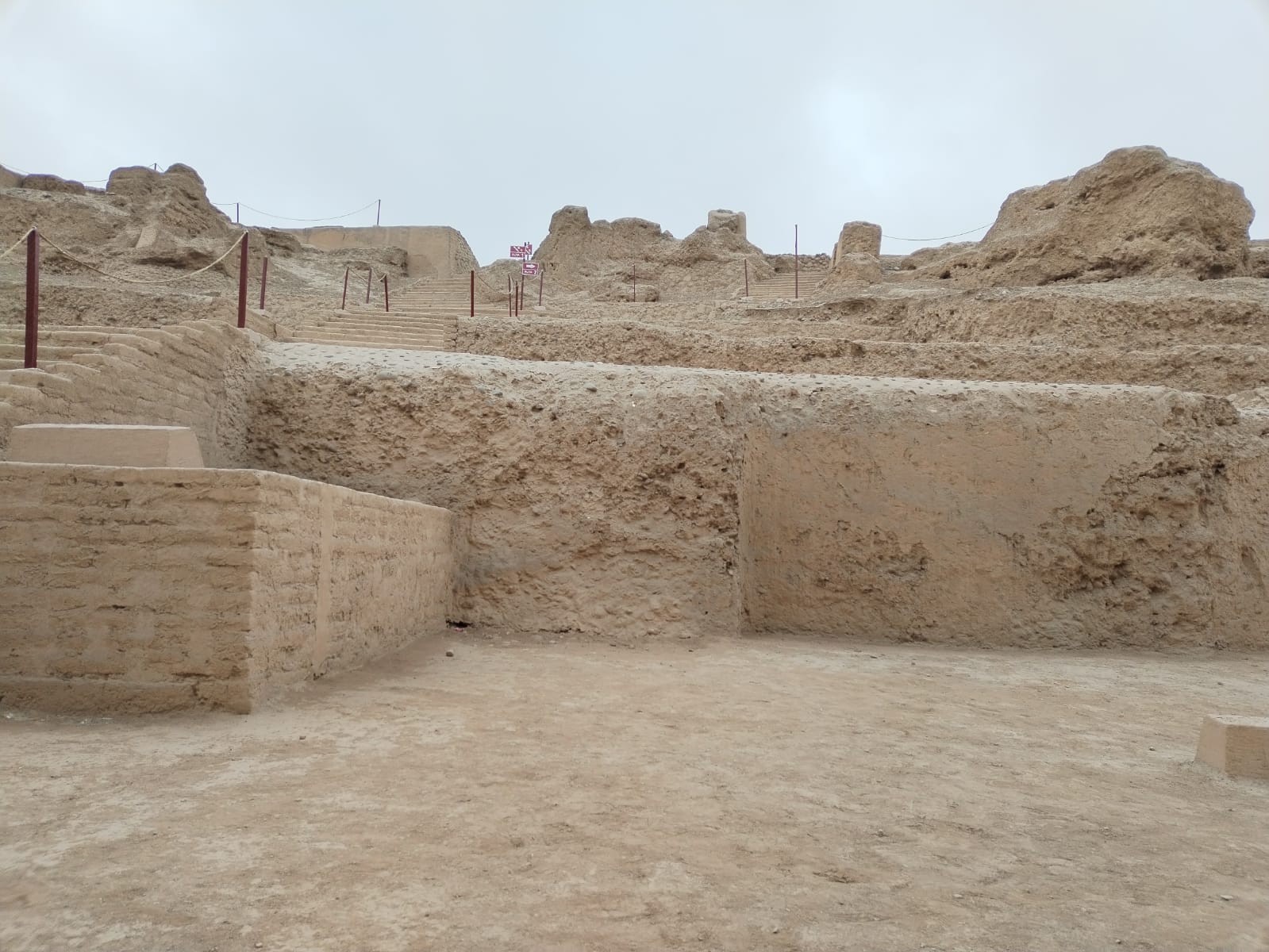Mumie dzieci wciąż zawierają włosy. Znaleziono je u podnóży dawnej świątyni