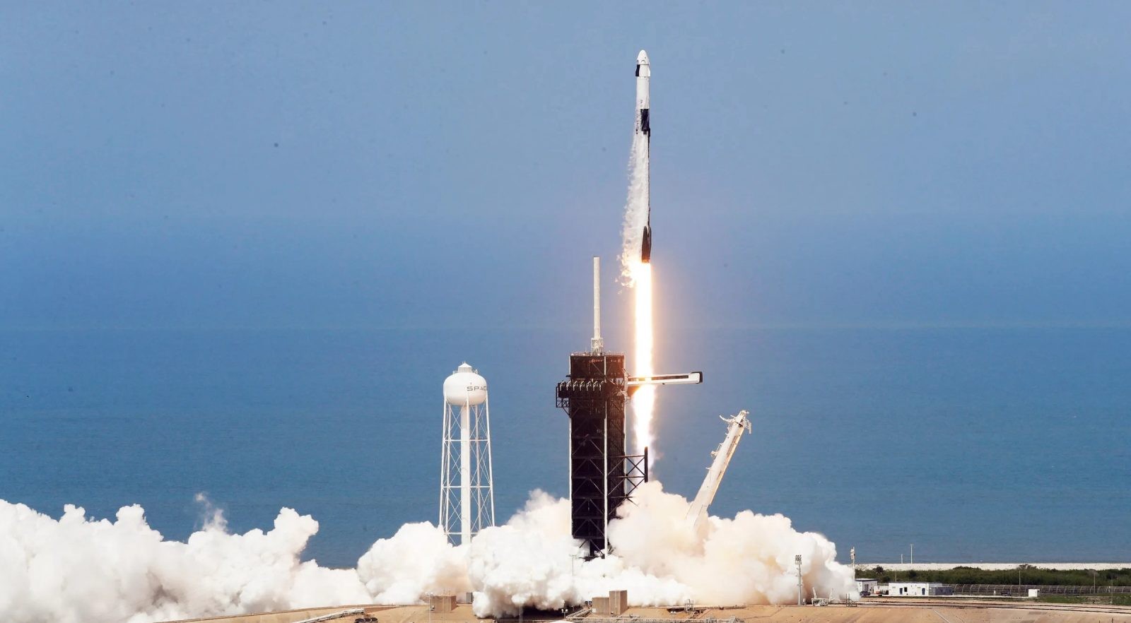 Rakiety SpaceX robią dziury w atmosferze. Skąd się biorą te krwawe łuny?