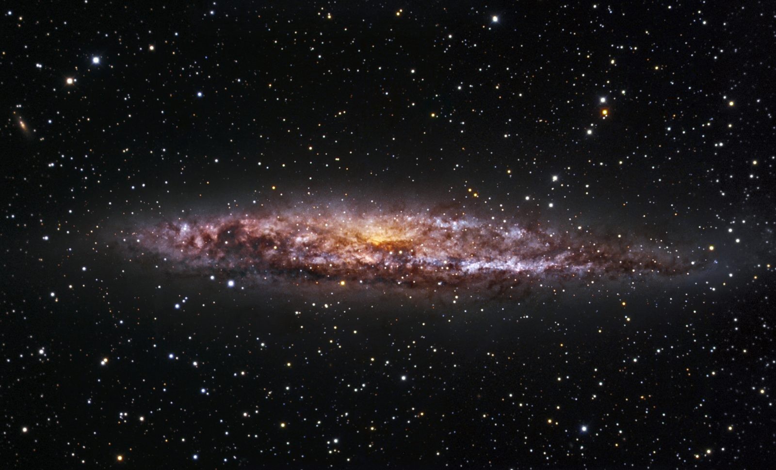 To prawdziwa galaktyczna skamielina. Nigdy wcześniej jej nie widzieliśmy