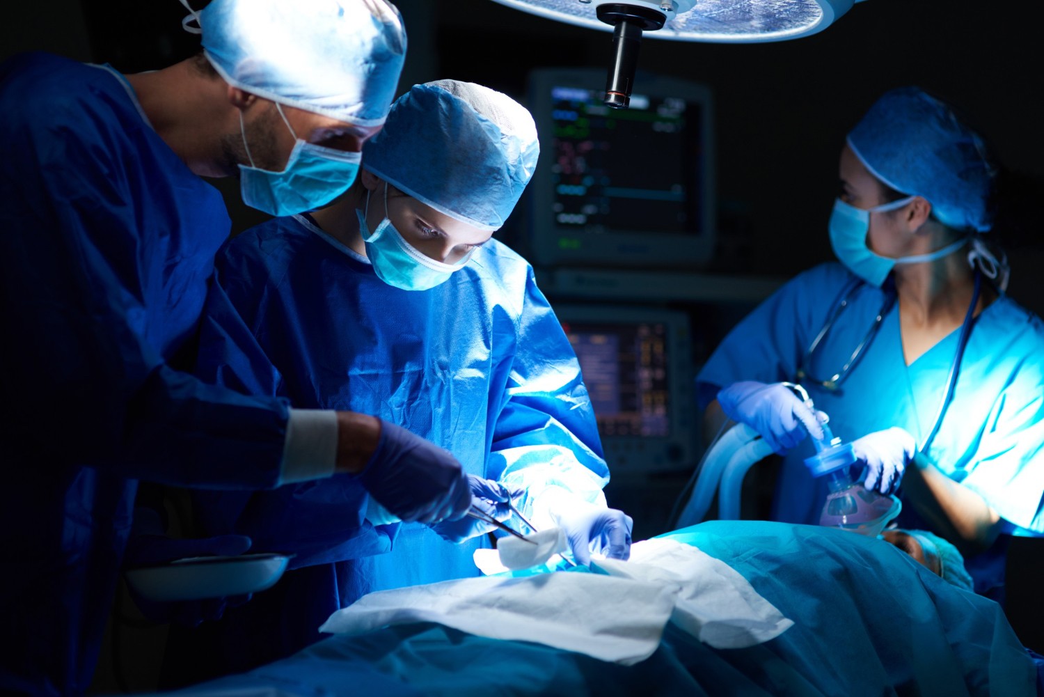 Chirurdzy podczas operacji &#8211; zdjęcie poglądowe /Fot. Freepik
