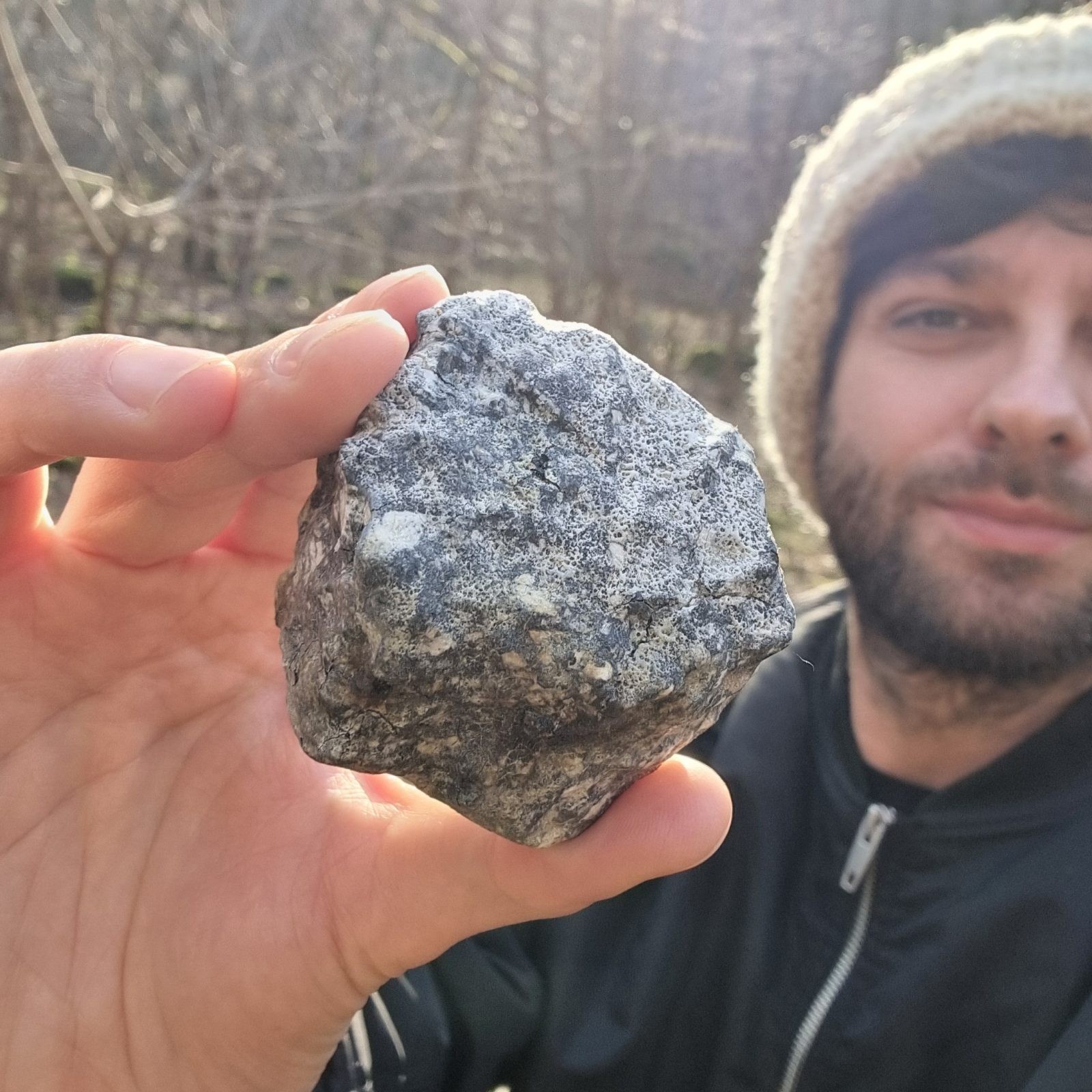 Kryspin Kmieciak trzyma w ręce znaleziony meteoryt / fot. Kryspin Kmieciak, za zgodą autora
