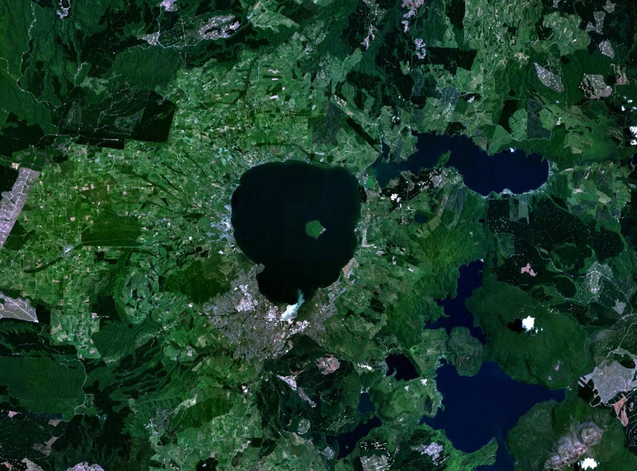 Jezioro Rotorua w Nowej Zelandii / źródło: NASA, Wikimedia Commons, domena publiczna
