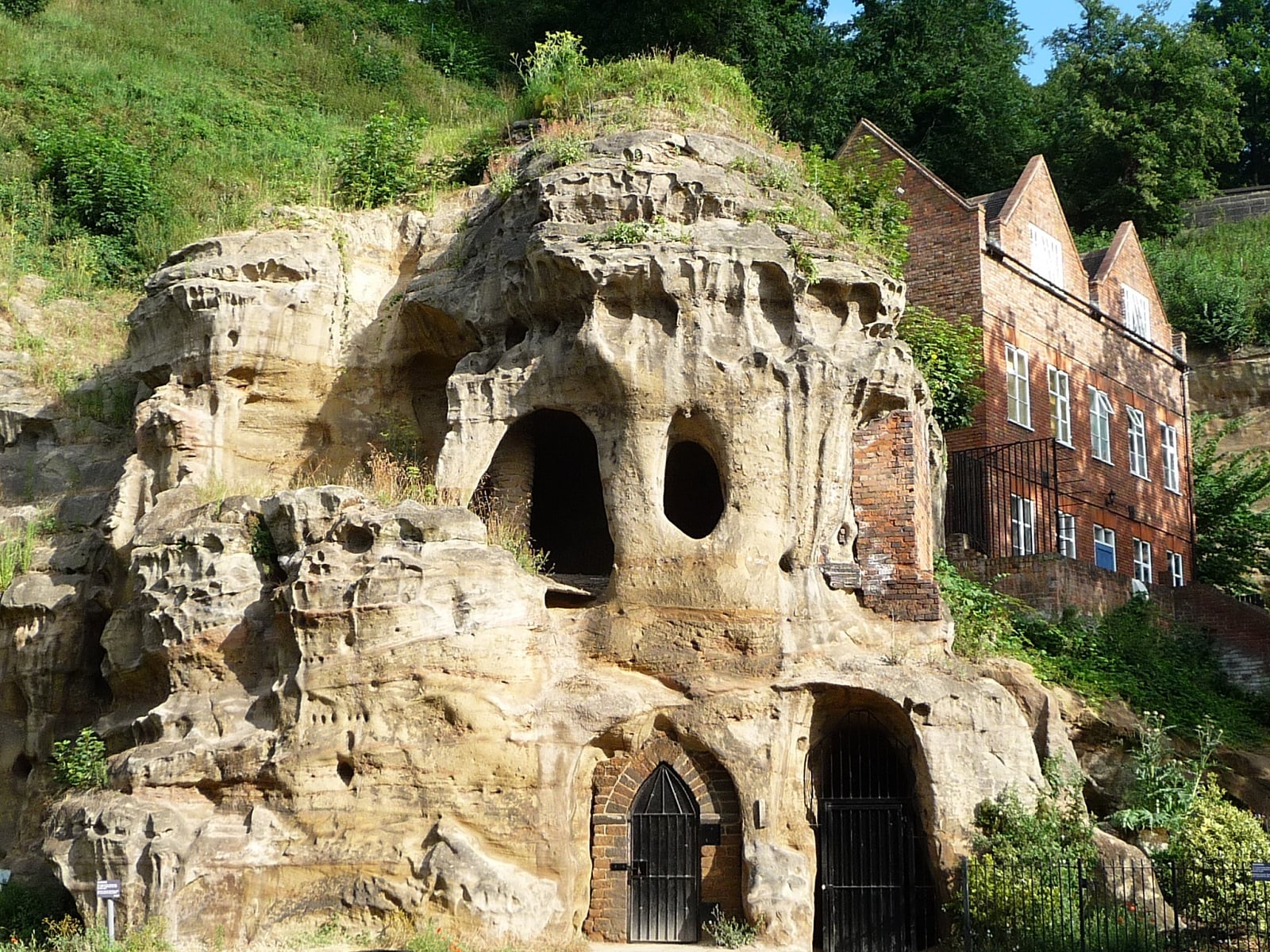 Średniowieczne jaskinie nie powstały naturalnie. Archeolodzy zlokalizowali w nich liczne artefakty