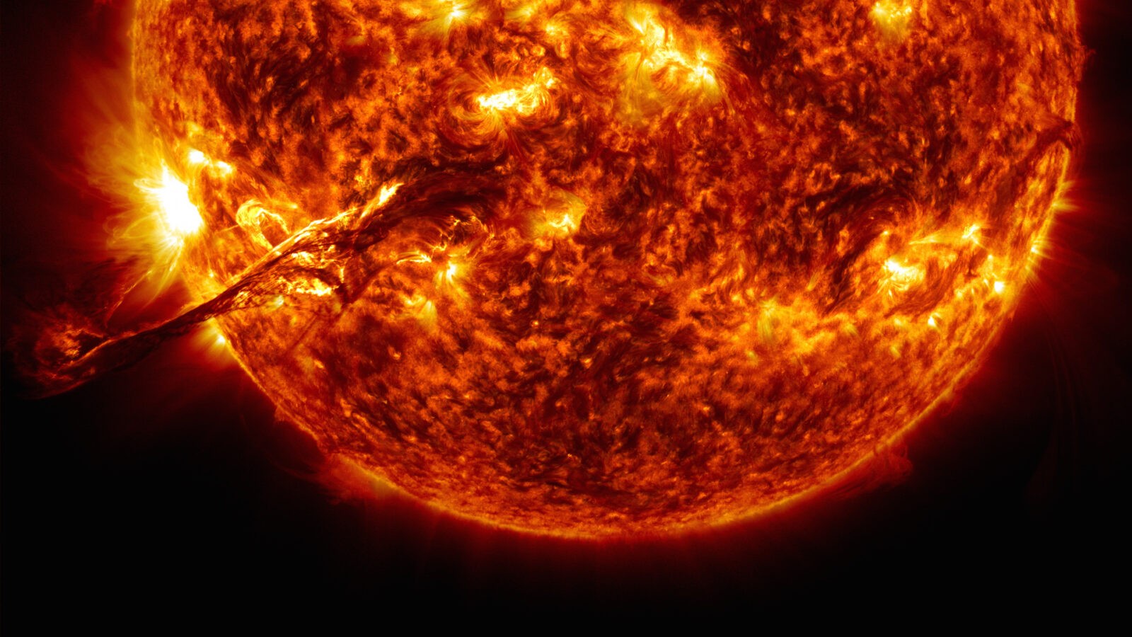 Poczwórna eksplozja na Słońcu. Astronomowie uwiecznili niebywałe zjawisko