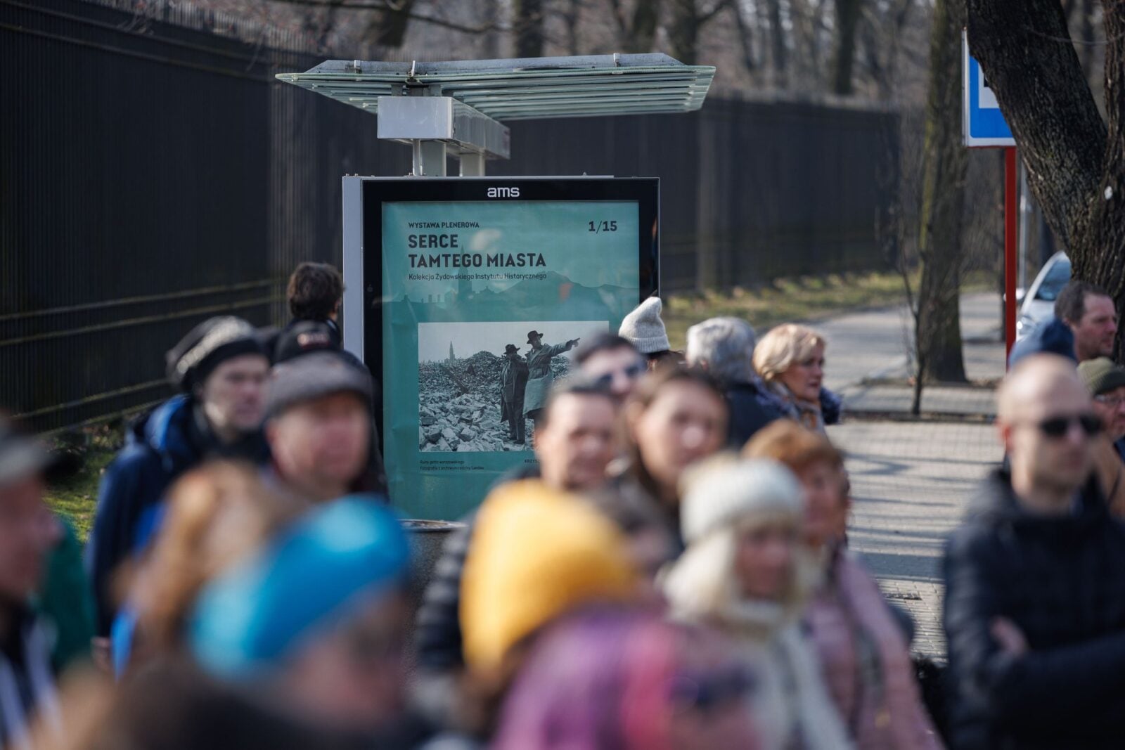 “Serce tamtego miasta. Kolekcja Żydowskiego Instytutu Historycznego” – wyjątkowa wystawa na ulicach Muranowa