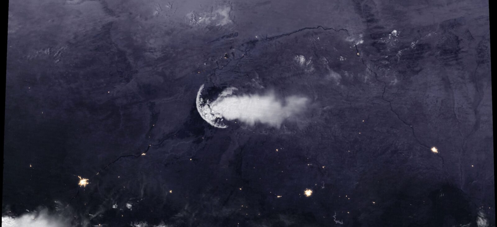Ta gigantyczna meduza, to nie meduza. Niesamowita chmura sfotografowana nad Afryką