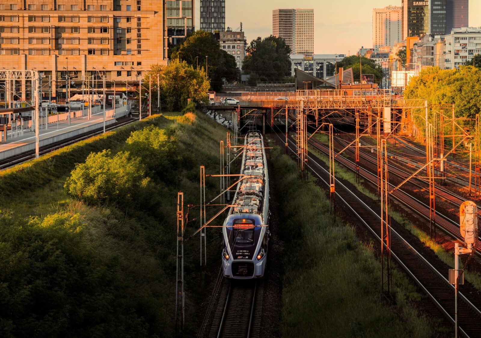 Zdjęcie ilustracyjne pociągu jadącego przez centrum Warszawy