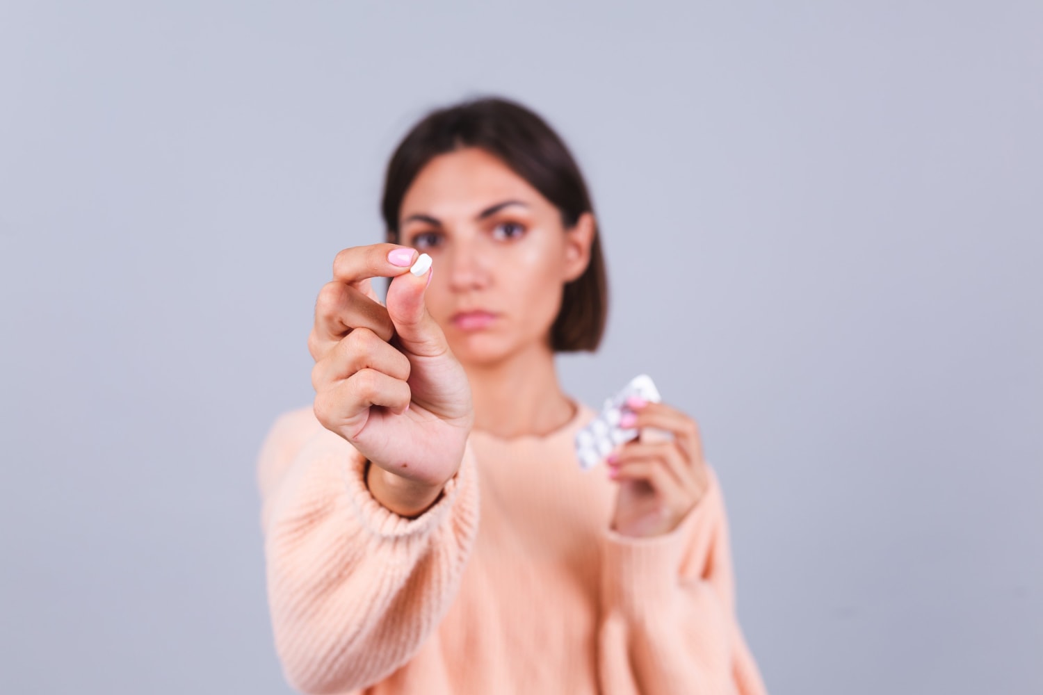 Kobieta zażywająca tabletkę – zdjęcie poglądowe /Fot. Freepik