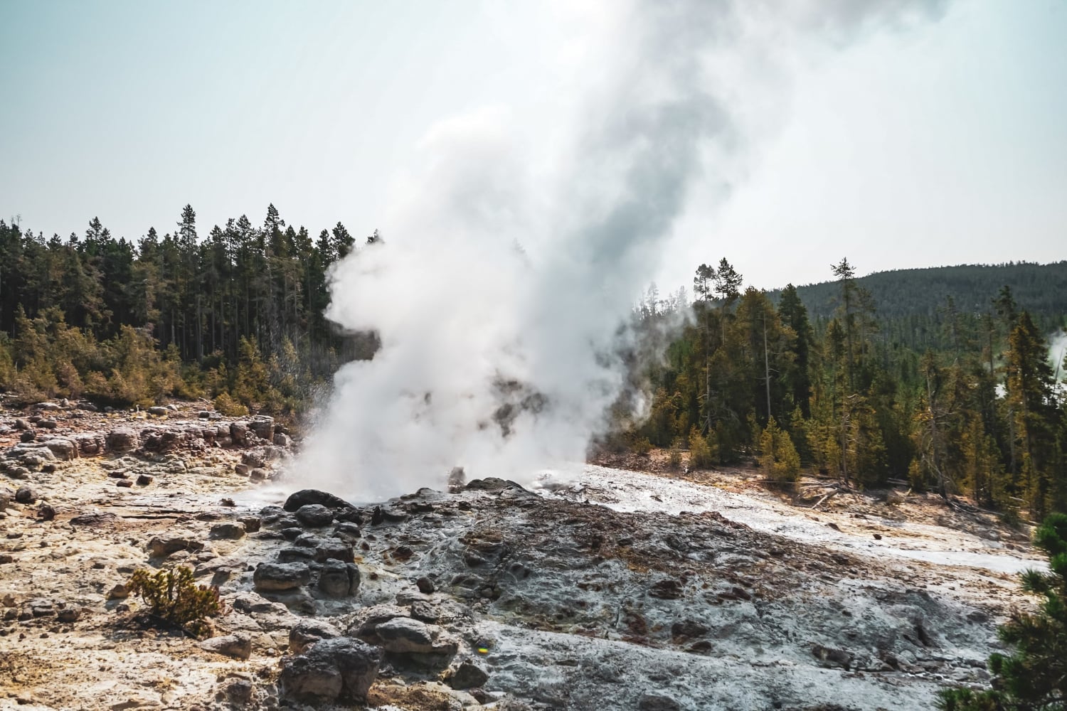 W Yellowstone wciąż niespokojnie. Ziemia wybucha tuż przed turystami