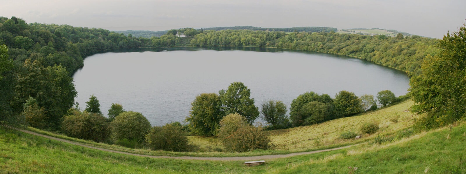 Weinfelder Maar – jedno z jezior kalderowych w regionie Eifel / źródło: Dietrich Krieger, Wikimedia Commons, CC BY-SA 3.0