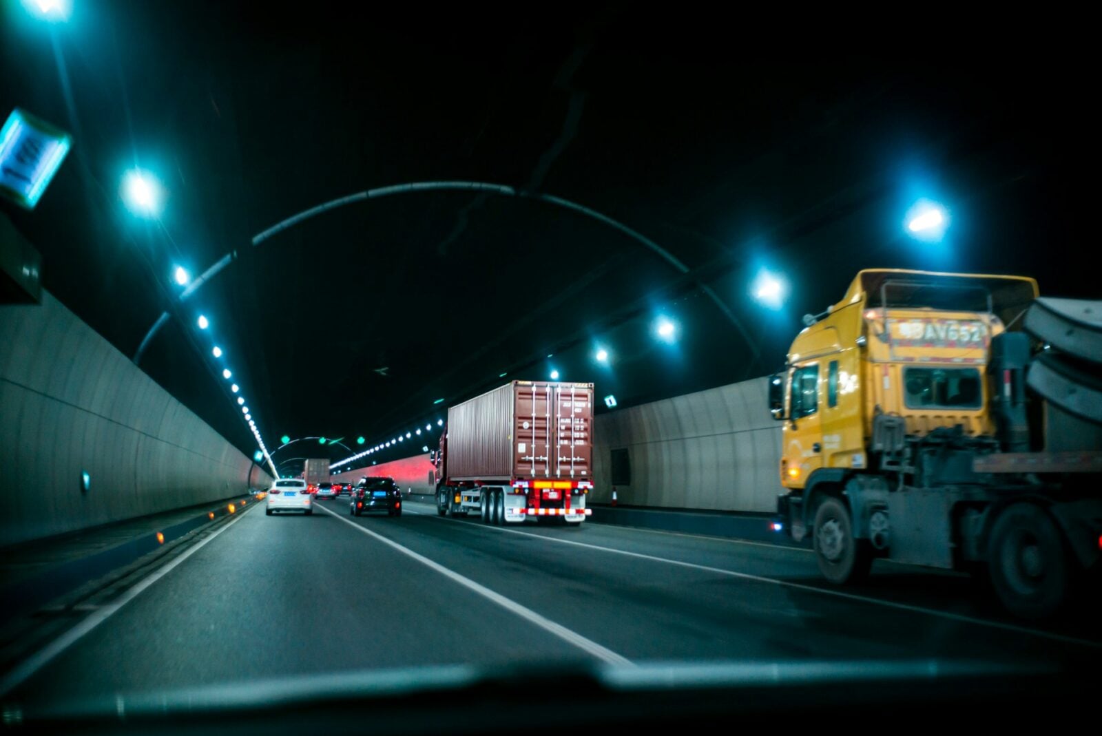 Zeroemisyjny transport towarowy? Ciężarówka na panele słoneczne i biodiesel