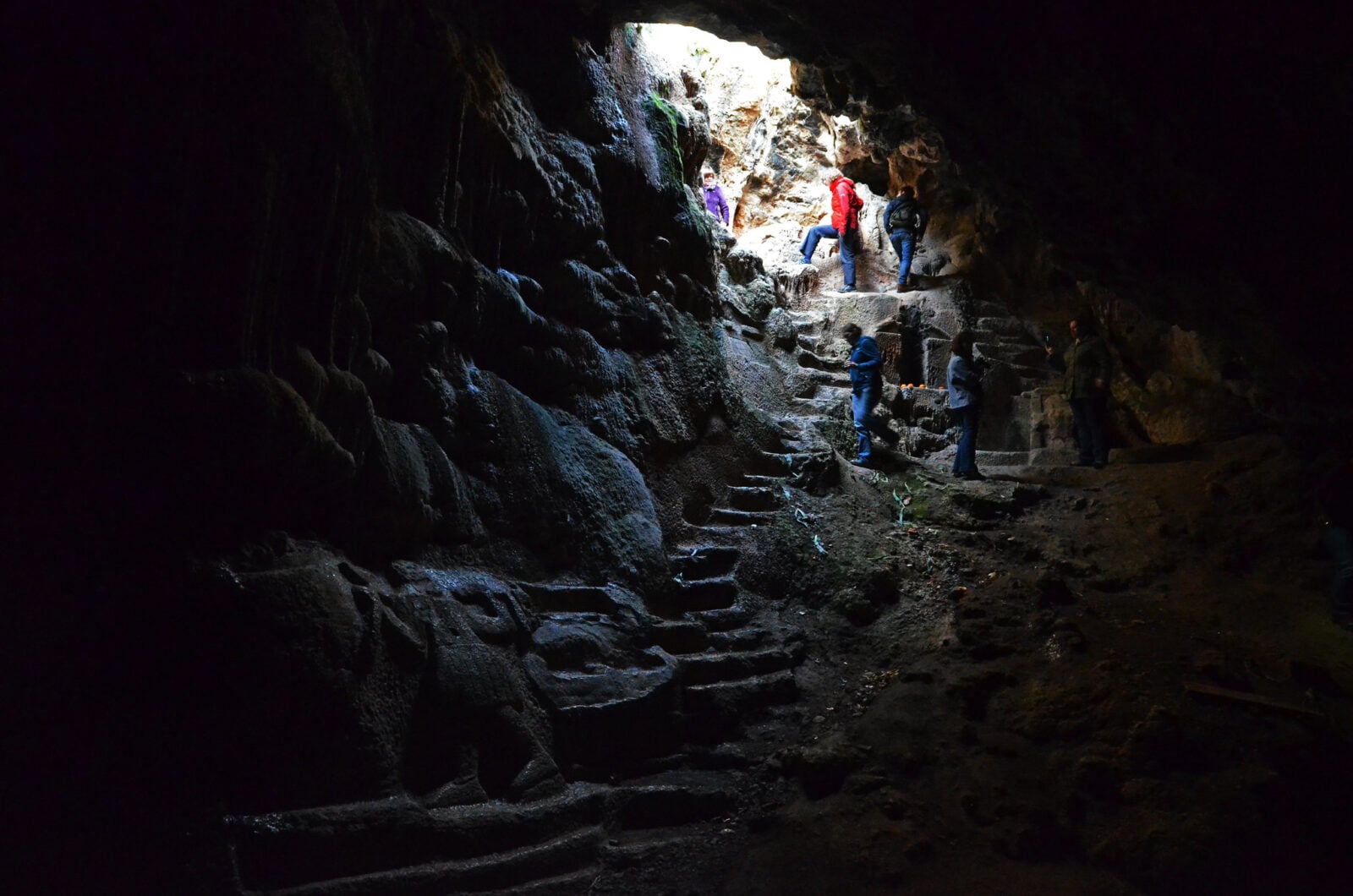 Prehistoryczna kapsuła czasu odkryta w hiszpańskiej jaskini. Naukowcy znaleźli ponad 100 zmodyfikowanych stalagmitów