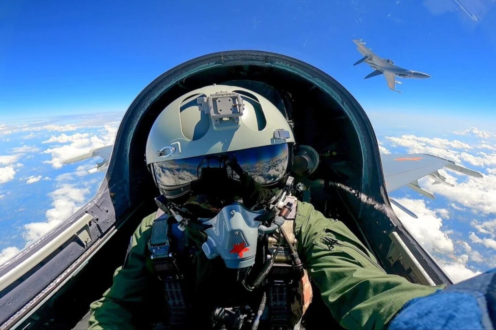 Zdjęcie poglądowe – chiński pilot w kabinie samolotu wojskowego