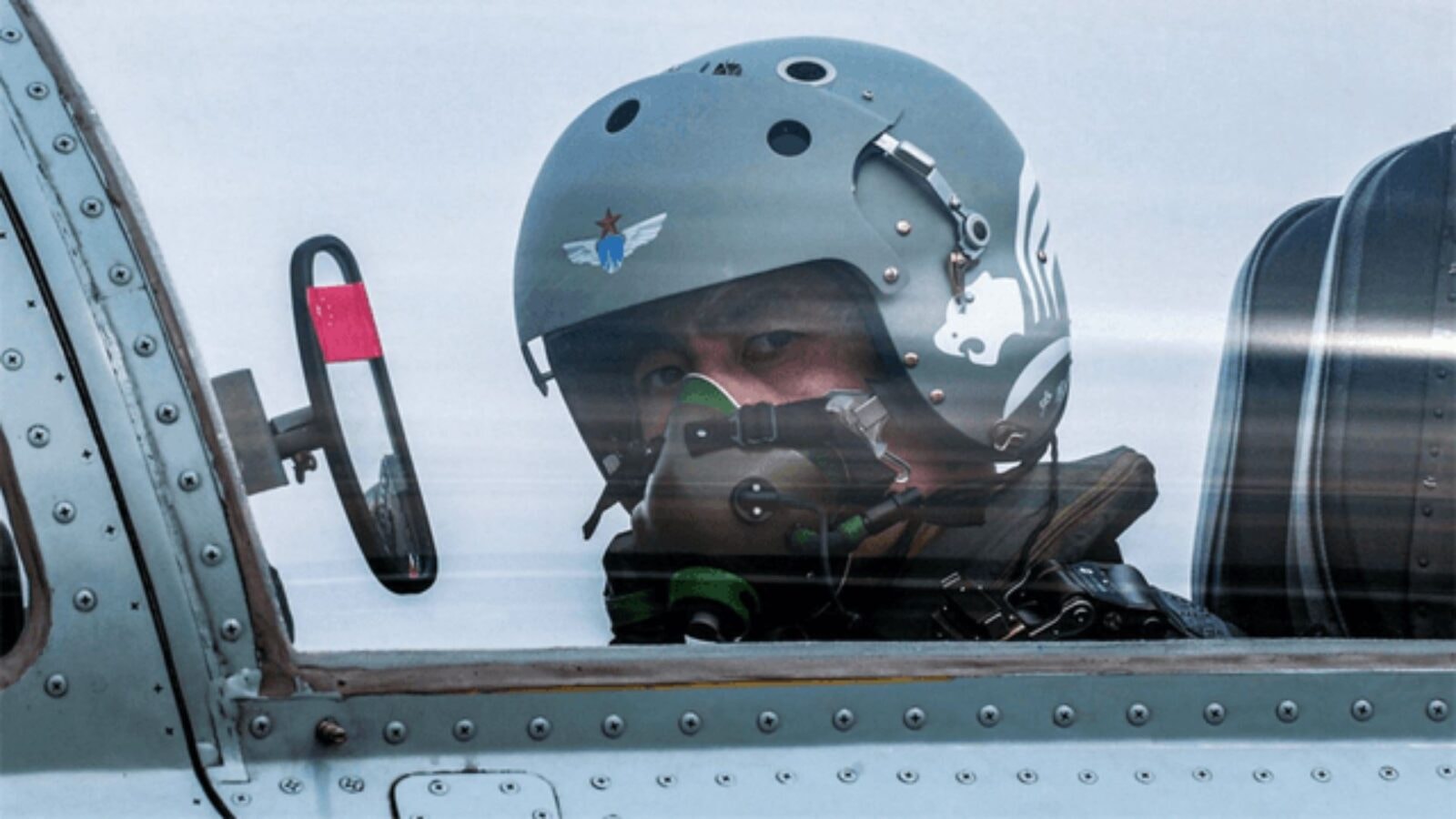 Zdjęcie poglądowe – chiński pilot w kabinie samolotu wojskowego