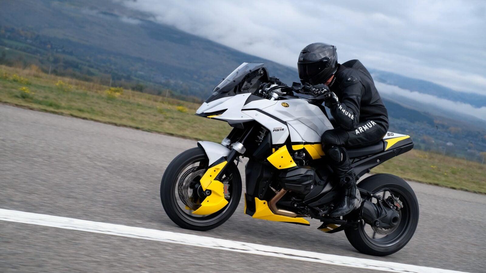 Od terenu po asfalt toru wyścigowego. Ten motocykl potrafi naprawdę wszystko