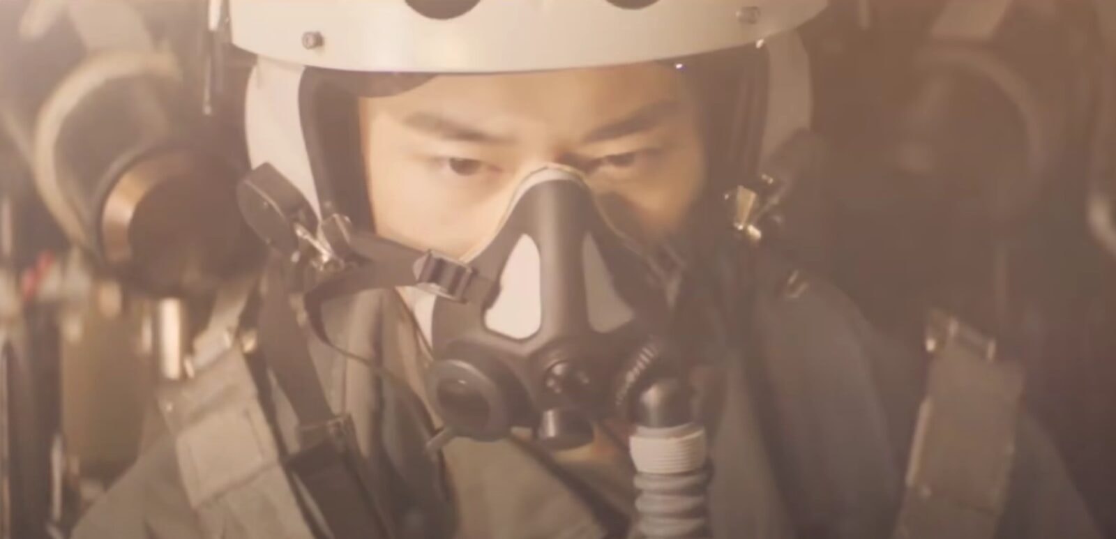 Zdjęcie poglądowe – chiński pilot w kabinie samolotu wojskowego