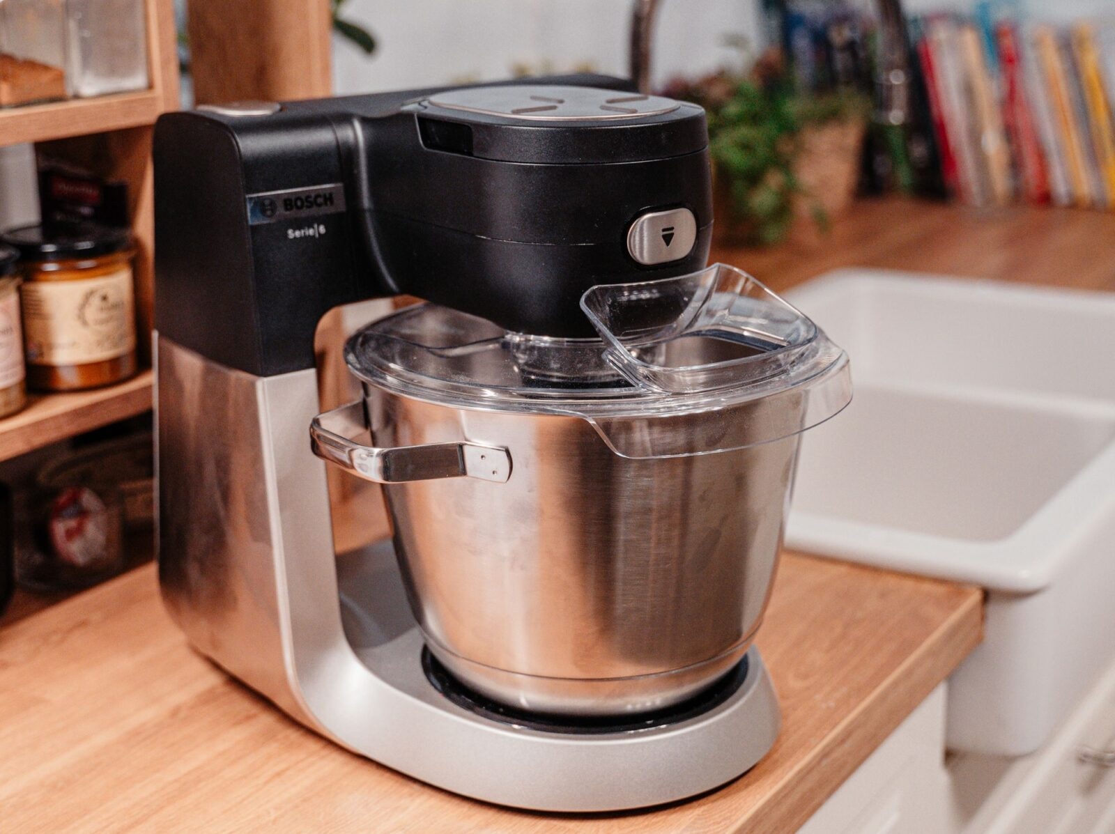 Czy robot planetarny może ułatwić pracę w kuchni? Zobacz, jak działa robot Bosch Serie 6 MUMS6ZS35!