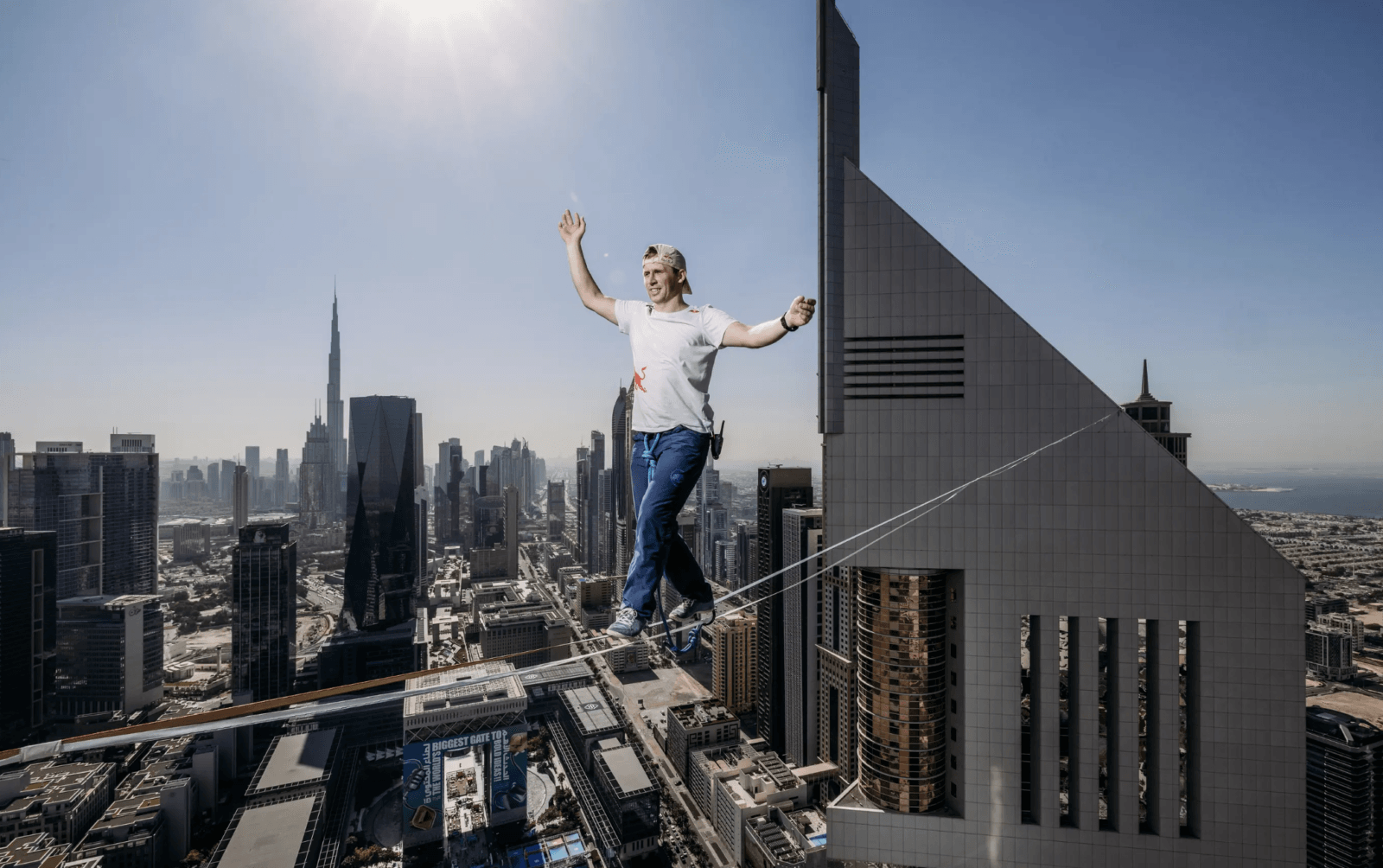 Między wieżowcami Dubaju przeszedł 100 metrów na taśmie. To trzeba zobaczyć