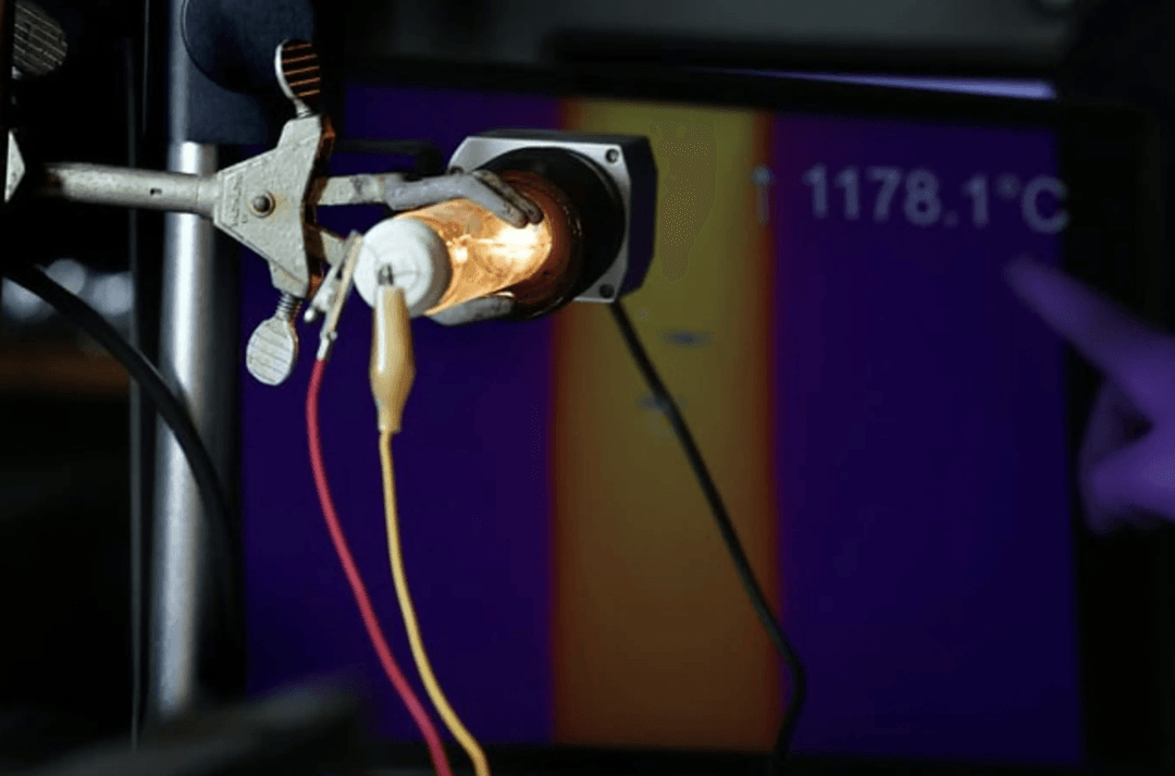 Żarówka Edisona wraca na salony. “Skręcone światło” może odmienić przyszłość energetyki