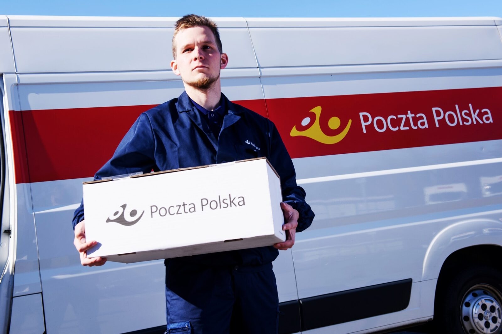 Kurier Poczty Polskiej. Źródło: Poczta Polska