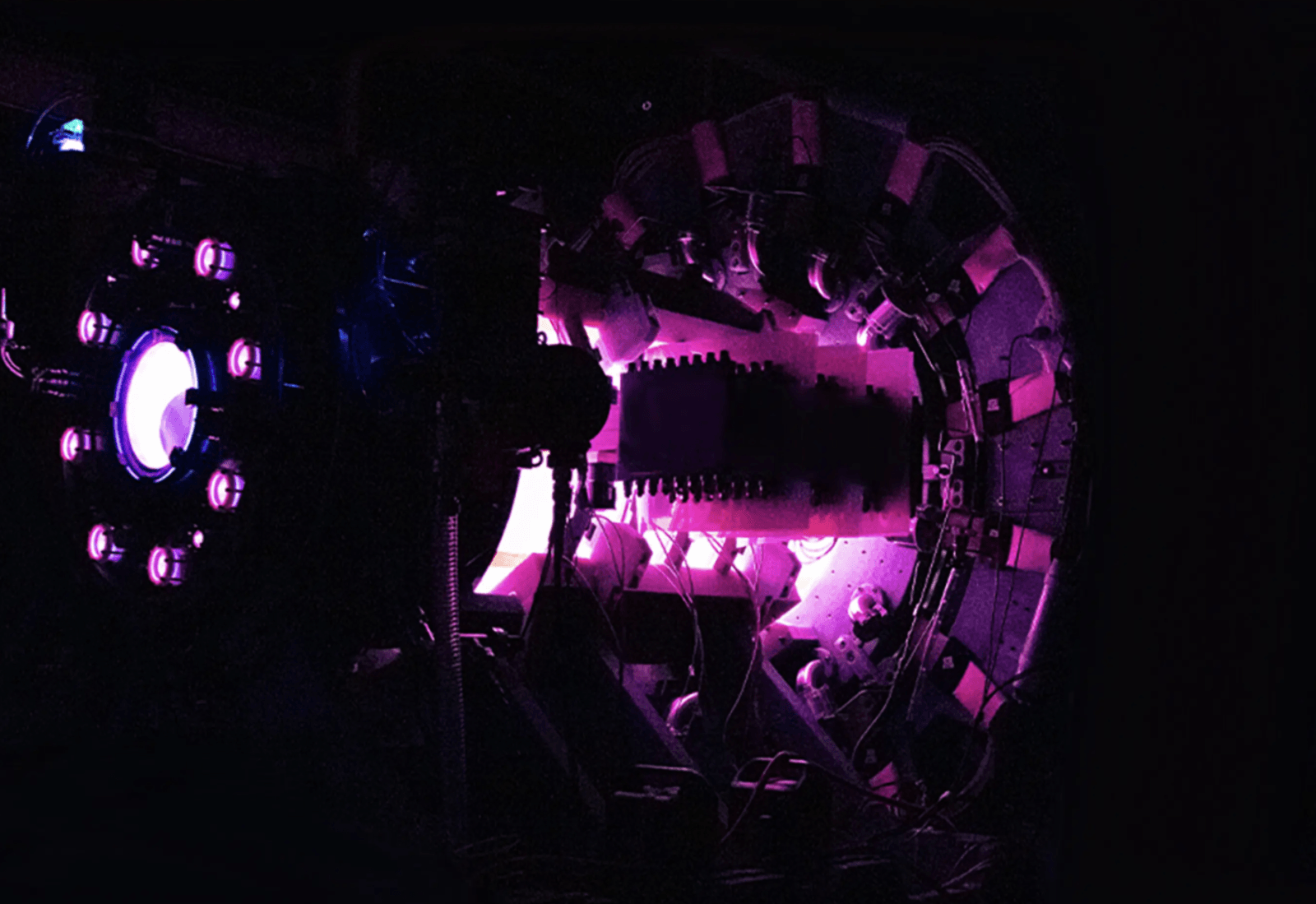 Tak jeszcze tego nikt nie robił. Naukowcy generują miony za pomocą laserów