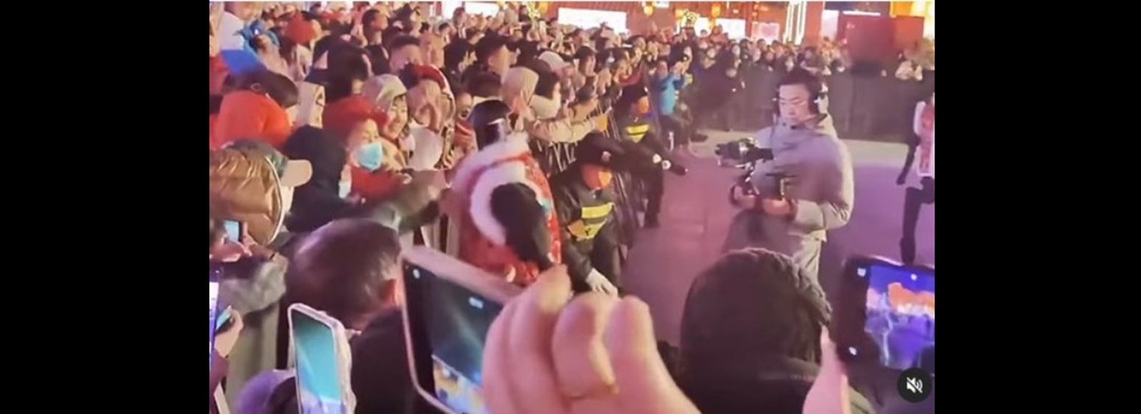 Niepokojące zachowanie robota na chińskim festiwalu. Co naprawdę się wydarzyło?