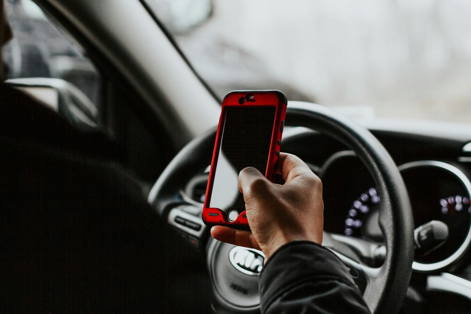nawigacja na smartfonie w samochodzie