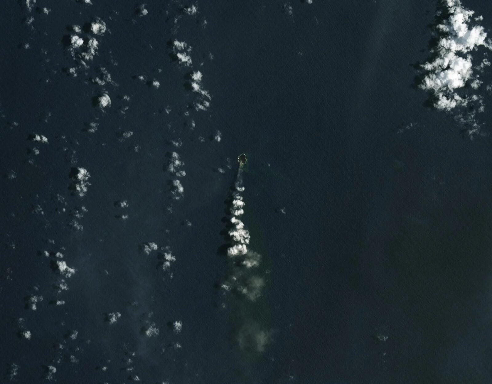 Nowy ląd wyrasta z oceanu. Satelity ujawniają niezwykłe zmiany przy Tonga
