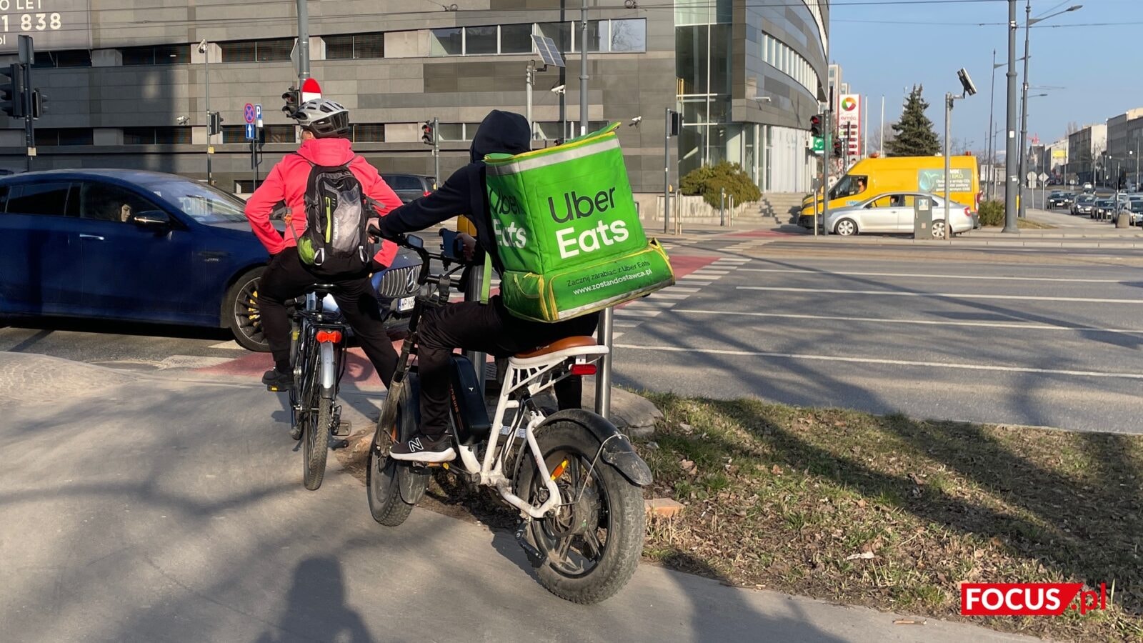 kurierzy na rowerach elektrycznych jeżdżą za szybko po drogach rowerowych