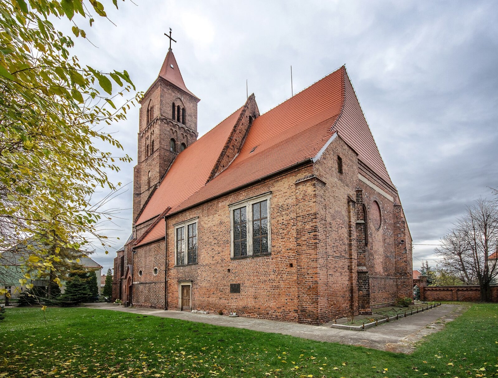 Podwrocławski kościół zawiera nieznane krypty grobowe. Na archeologów czekało coś jeszcze