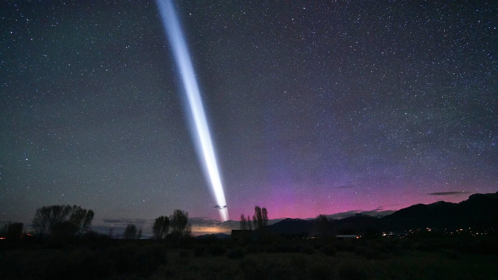 Tajemnicza smuga na niebie podczas burzy geomagnetycznej. Jej źródło nie było na Ziemi