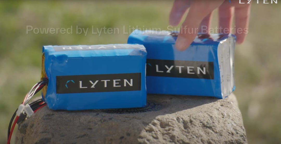 Drony latające ponad 3 godziny bez przerwy. Przełomowy akumulator powstał bez chińskich surowców