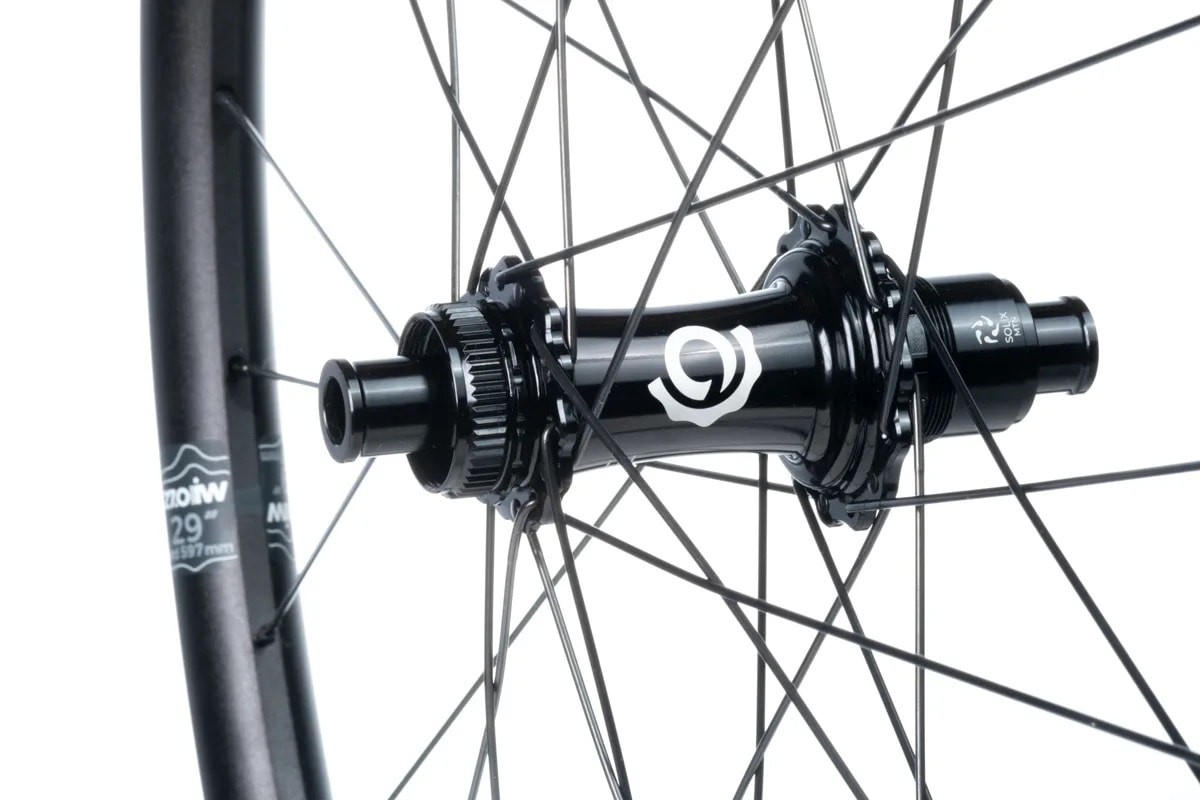 Wytrzymałe, szybkie i nie rujnują portfela. Zaprezentowano idealne koła do rowerów górskich