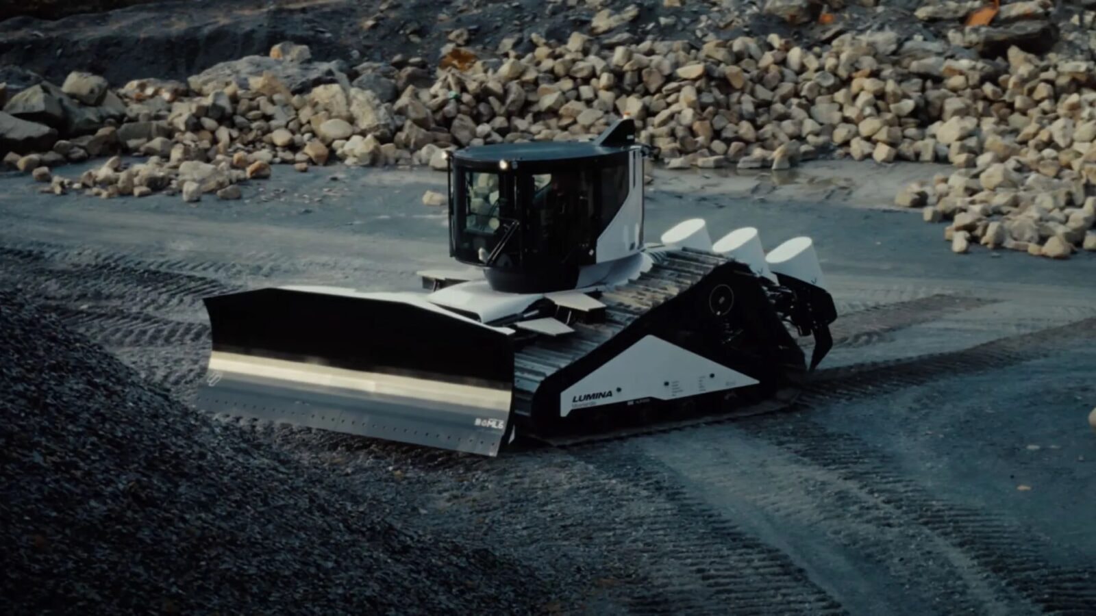 ML6 Moonlander wjeżdża na plac budowy. Elektryczny kolos o mocy 750 KM zawstydza spalinowe maszyny