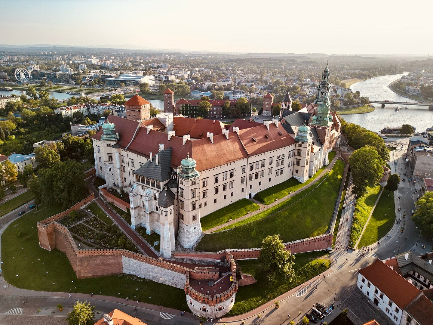 Wawelskie wykopaliska ujawniły zaskakujące znaleziska z XVII wieku. Nikt nie spodziewał się odkryć pochówków dzieci w tym miejscu